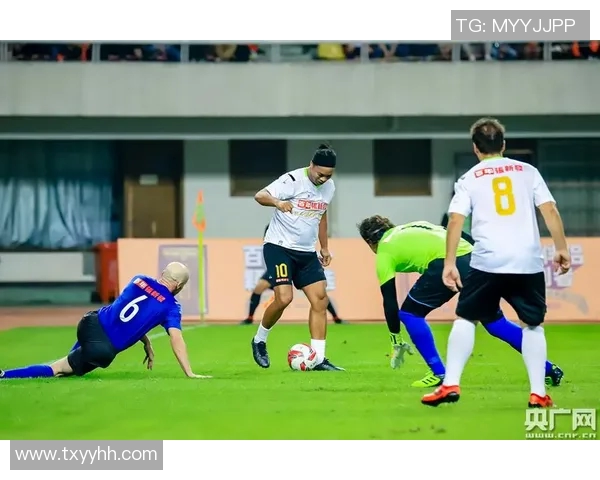 足球明星悠闲散步高清视频展现明星风采与日常生活的完美结合 足球明星悠闲散步高清视频展现明星风采与日常生活的完美结合